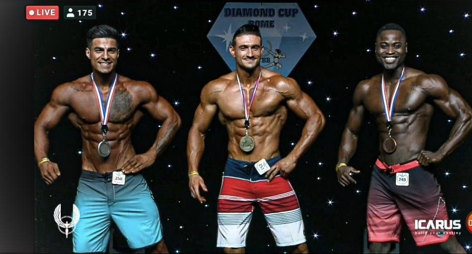 Қара адам мен еуропалық әйел арасындағы ыстық үйдегі секс